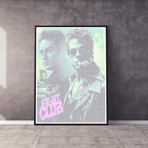 Può includere: Un poster in bianco e nero con un'immagine di testo di due uomini. Gli uomini guardano la telecamera. Il testo è in uno schema di colori blu chiaro e verde. Il poster dice "Fight Club" in lettere rosa.