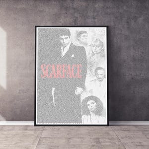 Op de afbeelding: Een zwart-wit poster met een tekstgebaseerde afbeelding van de film "Scarface". De poster toont een close-up van Al Pacino als Tony Montana, met andere personages uit de film op de achtergrond.