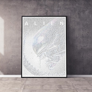 Op de afbeelding: Een zwart-witte poster met het woord "ALIEN" in grote letters bovenaan. De rest van de poster is gemaakt van een patroon van kleine letters die het beeld vormen van een buitenaards wezen uit de film "Alien".