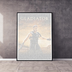 Może przedstawiać: Czarno-biały plakat z napisem "GLADIATOR" dużymi białymi literami u góry. Plakat przedstawia czarno-białe zdjęcie mężczyzny w stroju gladiatora, stojącego z rozłożonymi ramionami.