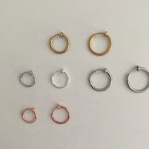 Könnte beinhalten: Ein Set mit sechs nicht durchstochenen Creolen in Silber, Gold und Roségold. Die Ohrringe sind in verschiedenen Größen erhältlich und perfekt, um jedem Outfit einen Hauch von Stil zu verleihen.