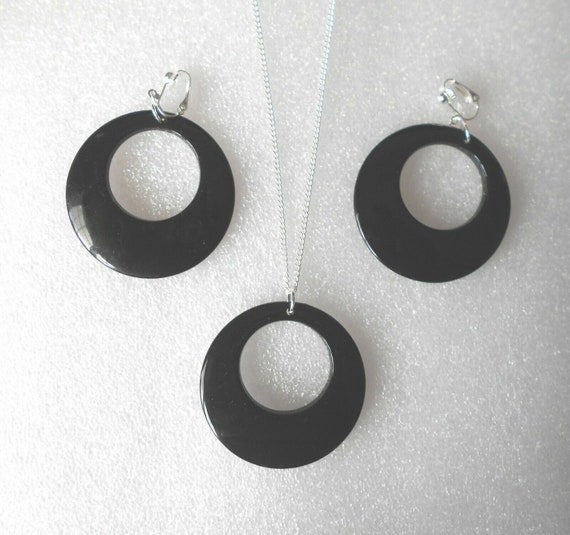 Black plastic hoop earrings best sale