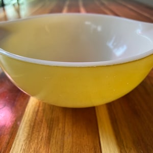 Vintage Pyrex 443 2 1/2 QT Daisy Yellow Cinderella Mixing Bowl, Vintage, 1960s, Ovenware, Bake Ware,