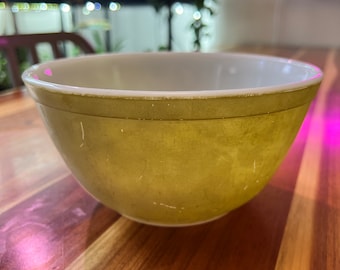 Vintage Pyrex #402  1 1/2 QT Mixing Bowl/ Avocado Green