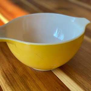 Vintage Retro Pyrex Yellow 401 Bowl with handle  1 1/2 qt