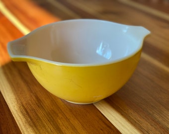 Vintage Retro Pyrex Yellow 401 Bowl with handle  1 1/2 qt
