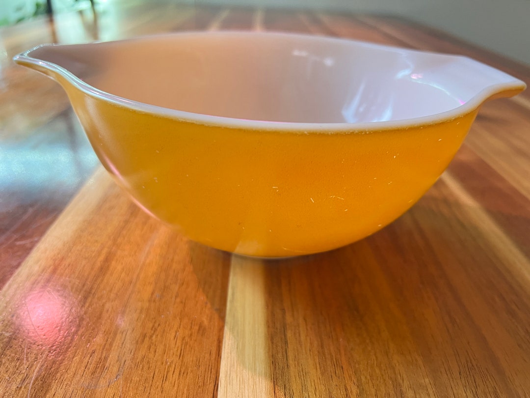 Vintage Pyrex/ Friendship/ 442 / 1 1/2 QT. in Yellowish Orange Color