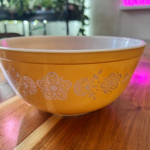 Tigela vintage de pirex borboleta dourada, tigela retrô de cozinha dos anos 70, pirex floral amarelo