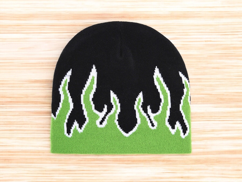 Puede incluir: Gorro negro con dise&ntilde;o de llamas verdes y blancas.