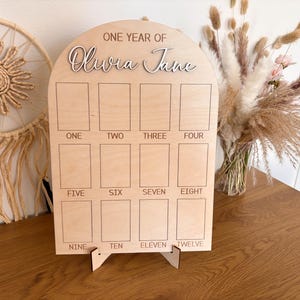 Personalisierte erste Geburtstags-Fototafel: 12-Monats-Meilensteinbogen