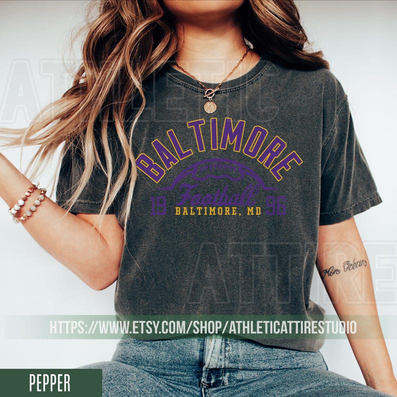 Camiseta de fútbol americano de Baltimore, estilo vintage, colores cómodos, retro de Baltimore, camiseta extragrande de los Ravens, regalo para aficionados al fútbol americano FSC16 imagen 2