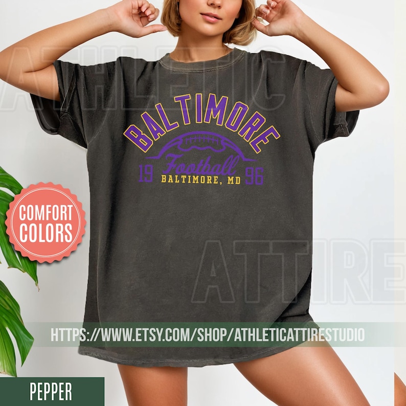 Camiseta de fútbol americano de Baltimore, estilo vintage, colores cómodos, retro de Baltimore, camiseta extragrande de los Ravens, regalo para aficionados al fútbol americano FSC16 imagen 3