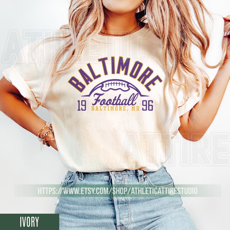 Camiseta de fútbol americano de Baltimore, estilo vintage, colores cómodos, retro de Baltimore, camiseta extragrande de los Ravens, regalo para aficionados al fútbol americano FSC16 imagen 1