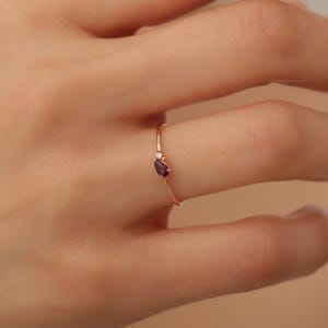 Naturlig rubin diamantring i minimalistisk stil, 14k roséguld liten solitärring, present till henne