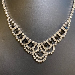 Collier noir et blanc « Bridgerton » en strass