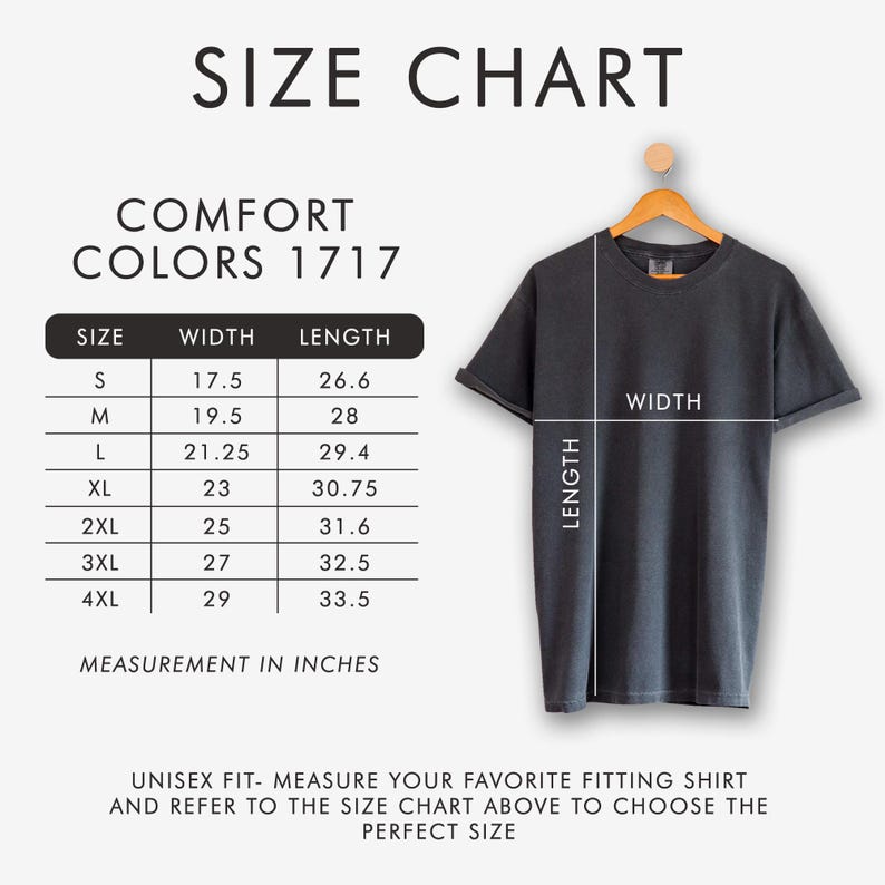 K&ouml;nnte beinhalten: Eine Gr&ouml;&szlig;entabelle f&uuml;r Comfort Colors 1717 T-Shirts. Die Tabelle zeigt die Ma&szlig;e in Zoll (umgerechnet in cm) f&uuml;r die Gr&ouml;&szlig;en S bis 4XL, einschlie&szlig;lich Breite und L&auml;nge. Ein graues T-Shirt h&auml;ngt an einem Holzkleiderb&uuml;gel.