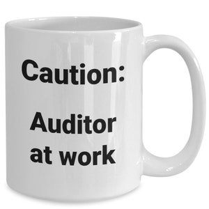 Abschlussprüfer Kaffeetasse lustige Geschenkidee für Prüfungsunternehmen Inhaber Chef Mitarbeiter Buchhalter T-Shirt Reisebecher