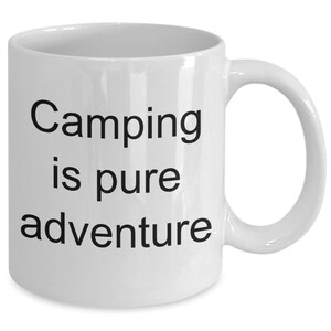 Puede incluir: Taza de café de cerámica blanca con texto negro que dice "Camping is pure adventure".