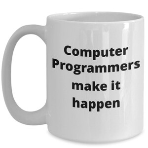 Op de afbeelding: Een witte keramische koffiemok met zwarte tekst die "Computer Programmers make it happen" luidt.