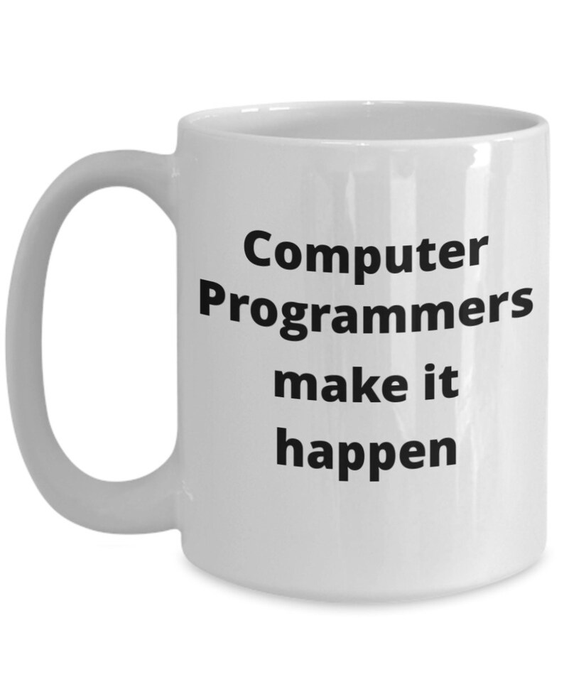 Op de afbeelding: Een witte keramische koffiemok met zwarte tekst die "Computer Programmers make it happen" luidt.