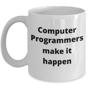 Op de afbeelding: Een witte keramische koffiemok met zwarte tekst die "Computer Programmers make it happen" luidt.