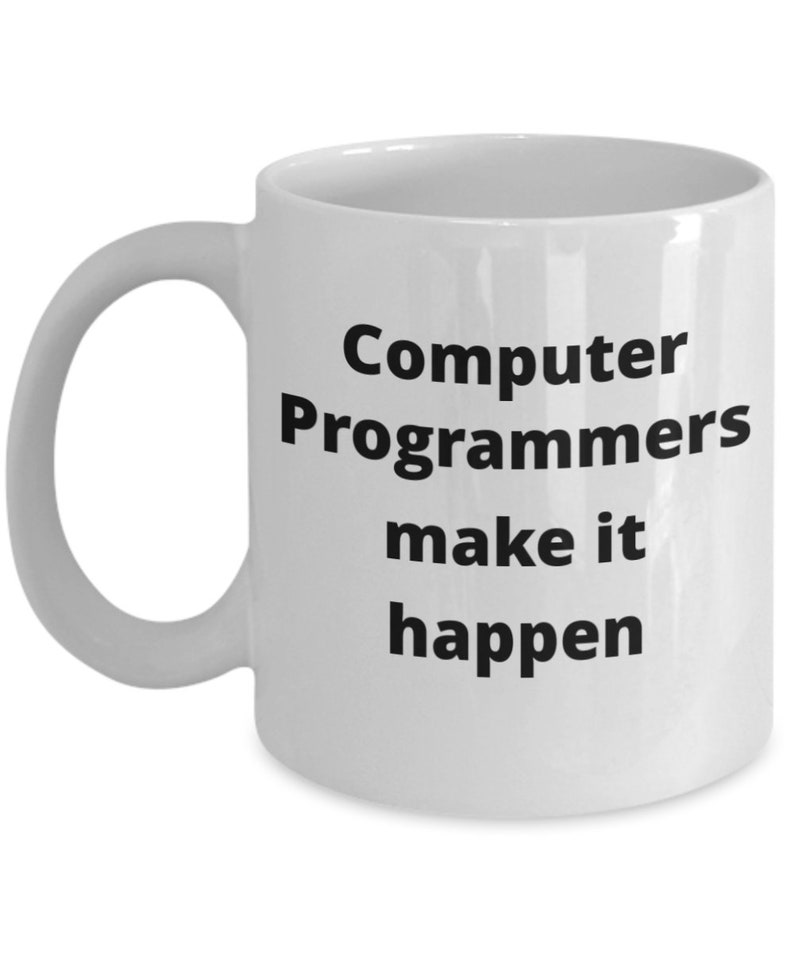 Op de afbeelding: Een witte keramische koffiemok met zwarte tekst die "Computer Programmers make it happen" luidt.