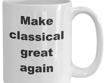 Op de afbeelding: Witte keramische koffiemok met zwarte tekst die "Make classical great again" luidt.