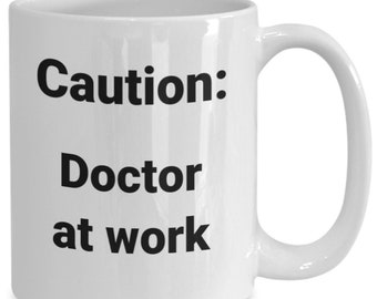 Arts koffiemok grappig cadeau idee voor medische professionele collega baas moeders vaders dag verjaardag t-shirt reismok