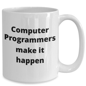 Op de afbeelding: Een witte keramische koffiemok met zwarte tekst die "Computer Programmers make it happen" luidt.