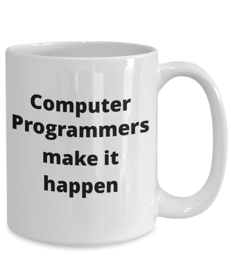 Op de afbeelding: Een witte keramische koffiemok met zwarte tekst die "Computer Programmers make it happen" luidt.