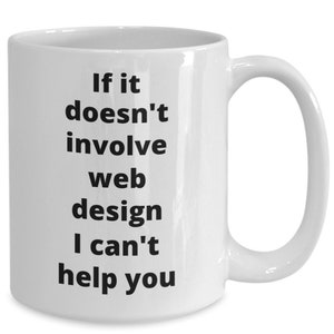 Może przedstawiać: Biały kubek ceramiczny z czarnym tekstem, który brzmi: "Jeśli nie dotyczy projektowania stron internetowych, nie mogę ci pomóc".