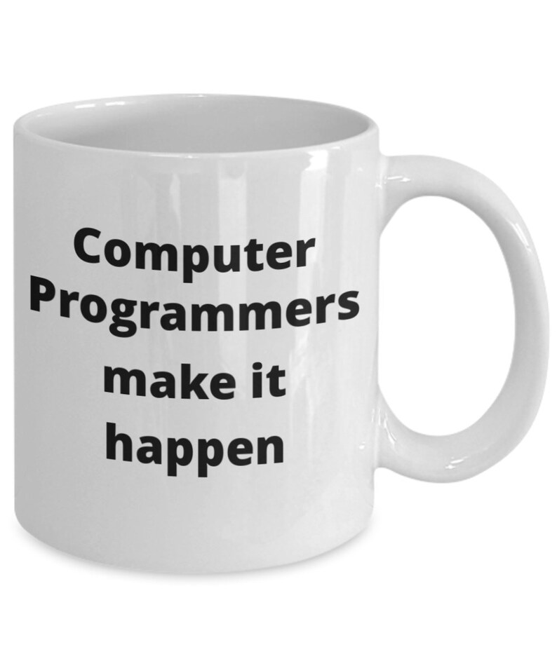 Op de afbeelding: Witte keramische koffiemok met zwarte tekst die "Computer Programmers make it happen" luidt.