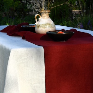 Elegante linnen tafelloper, gewassen klassiek tafelaccent voor kerstvakantie, natuurlijk rood linnen tafelloper