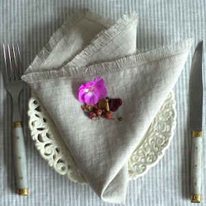 Rustic Linen Napkins Set – Natural Fringed Cloth Napkins, Farmhouse Table Linens for Holidays and Everyday Use