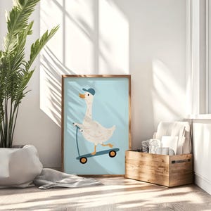 Puede incluir: Una ilustraci&oacute;n enmarcada de un ganso blanco con una gorra de b&eacute;isbol azul y montando un scooter azul sobre un fondo azul claro.