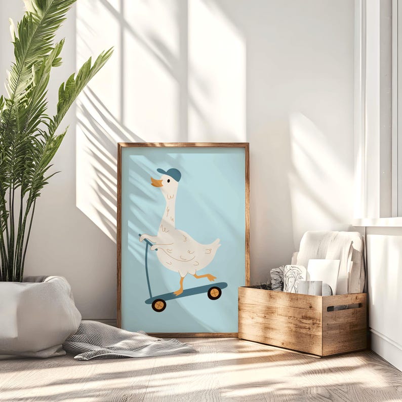 Puede incluir: Una ilustraci&oacute;n enmarcada de un ganso blanco con una gorra de b&eacute;isbol azul y montando un scooter azul sobre un fondo azul claro.