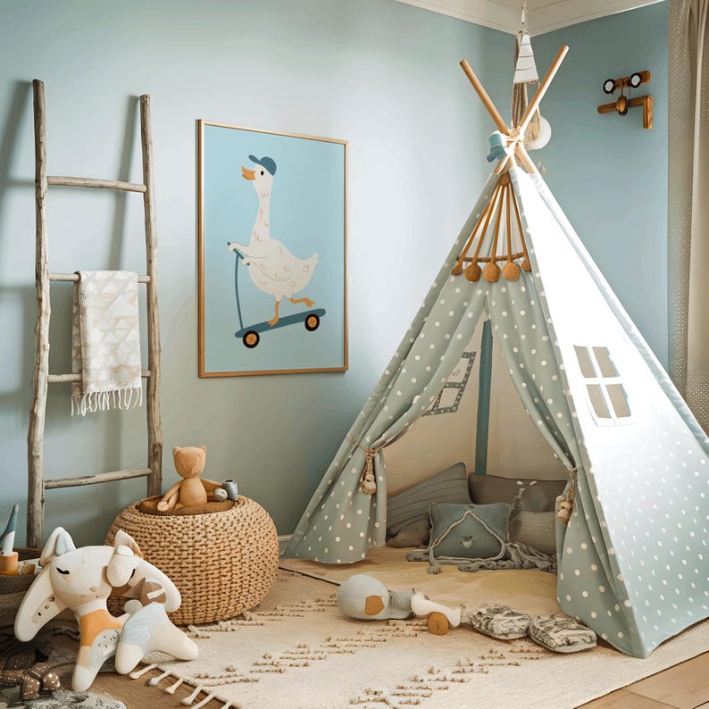 Puede incluir: Una tienda de campa&ntilde;a tipi de color azul claro y blanco con un patr&oacute;n de lunares. El tipi est&aacute; instalado en una habitaci&oacute;n con una pared de color azul claro y una escalera de madera. Hay un animal de peluche de ganso en un scooter en un marco en la pared.