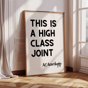 Questa è una stampa di alta classe, un poster con citazione divertente, un arredamento moderno per la casa, un poster tipografico, un'arte murale stampabile alla moda, un regalo di inaugurazione della casa.