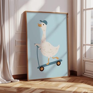 Puede incluir: Un ganso blanco con una gorra de b&eacute;isbol azul monta un scooter azul sobre un fondo azul claro. El ganso tiene un pico amarillo y ojos negros.