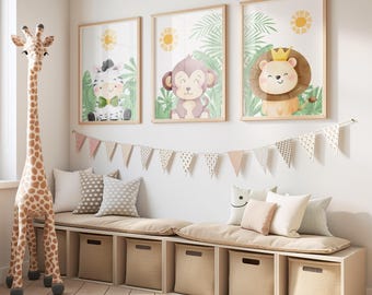 Könnte beinhalten: Ein Giraffen-Spielzeug steht neben einer eingebauten Bank mit Aufbewahrungswürfeln. Darüber zeigen drei gerahmte Tierdrucke ein Zebra, einen Affen und einen Löwen. Ein Banner mit Dreiecksflaggen hängt über der Bank.