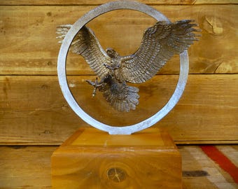 1980s Wally Shoop Iron-Tone Metal Eagle Desktop Statue on a Hollow Wooden Base #534