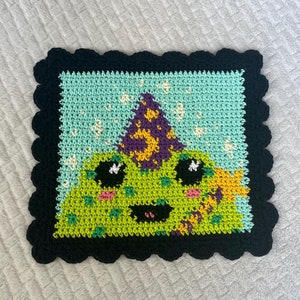 かわいいカエルの魔法使いの魔法のかぎ針編みタペストリーのパターン - 簡単な壁掛け - インスタント PDF デジタル ダウンロード - カエルのホーム デコレーション - DIY アート クラフト Froggie