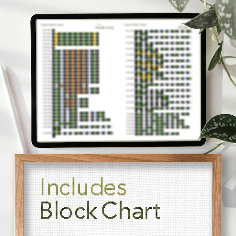 Peut inclure: Une tablette num&eacute;rique affiche un diagramme de point de croix dans un cadre noir. En dessous, un cadre en bois affiche le texte "Includes Block Chart" en vert. L'image est sur fond blanc avec une plante en haut &agrave; droite.