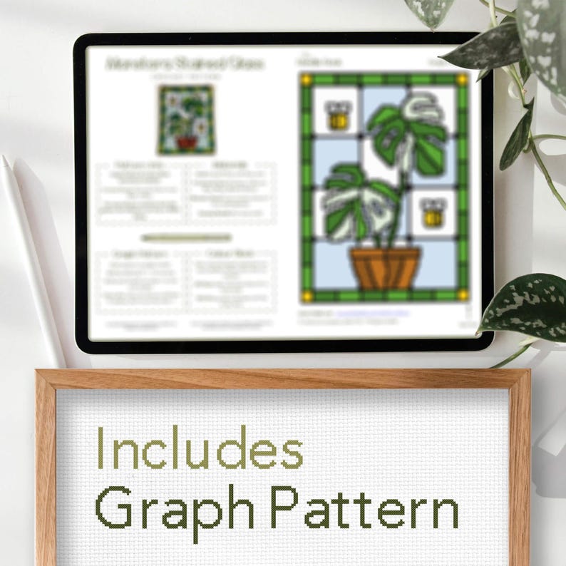 Peut inclure: Un motif de point de croix num&eacute;rique repr&eacute;sentant un vitrail d'une plante Monstera en pot. Le motif comprend un graphique et est affich&eacute; sur une tablette. L'image est encadr&eacute;e d'un cadre en bois et comprend le texte "Includes Graph Pattern."