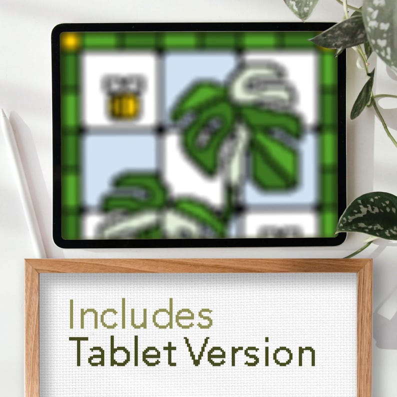 Peut inclure: Une tablette num&eacute;rique affiche un motif de point de croix d'une feuille de monstera verte et d'une petite ic&ocirc;ne jaune sur un fond bleu clair. Le texte "Includes Tablet Version" est en dessous dans un cadre en bois.