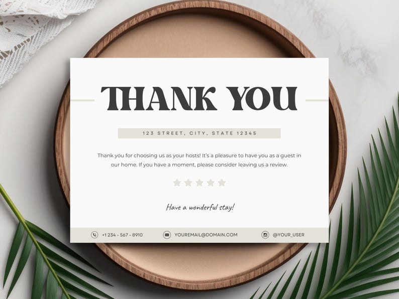 Pu&ograve; includere: Un biglietto di ringraziamento bianco con testo nero che dice "GRAZIE". Il biglietto include un indirizzo aziendale, un numero di telefono, un indirizzo email e un handle di social media. Il biglietto include anche un sistema di valutazione a cinque stelle e il testo "Buon soggiorno!"