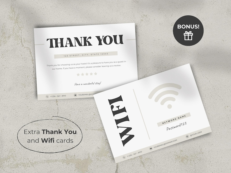 Pu&ograve; includere: Un biglietto di ringraziamento bianco con testo nero che dice "THANK YOU" e una scheda wifi bianca con testo nero che dice "WIFI" e un simbolo wifi. La scheda wifi include anche il nome della rete e la password.