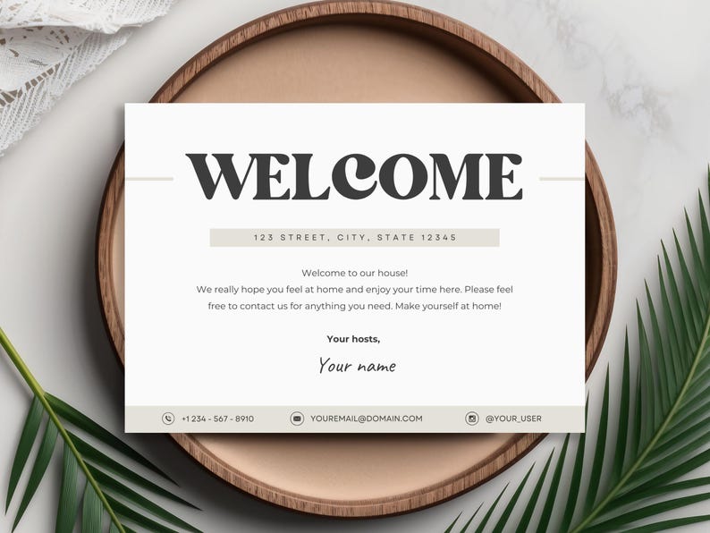 Pu&ograve; includere: Un cartello di benvenuto con il testo "WELCOME" in grassetto nero. Il cartello include anche l'indirizzo "123 STREET, CITY, STATE 12345" e un messaggio di benvenuto. Il cartello &egrave; su un vassoio di legno con uno sfondo bianco.