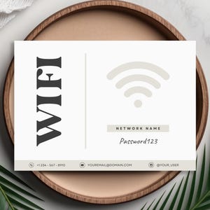 Pu&ograve; includere: Un biglietto bianco con la parola "WIFI" in grassetto nero. In alto a destra c'&egrave; un simbolo Wi-Fi grigio. Sotto il simbolo c'&egrave; il testo "NETWORK NAME" e sotto quello il testo "Password123". Il biglietto include anche informazioni di contatto: un numero di telefono, un indirizzo email e un nome utente sui social media.