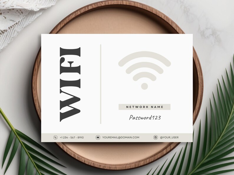 Pu&ograve; includere: Un biglietto bianco con la parola "WIFI" in grassetto nero. In alto a destra c'&egrave; un simbolo Wi-Fi grigio. Sotto il simbolo c'&egrave; il testo "NETWORK NAME" e sotto quello il testo "Password123". Il biglietto include anche informazioni di contatto: un numero di telefono, un indirizzo email e un nome utente sui social media.